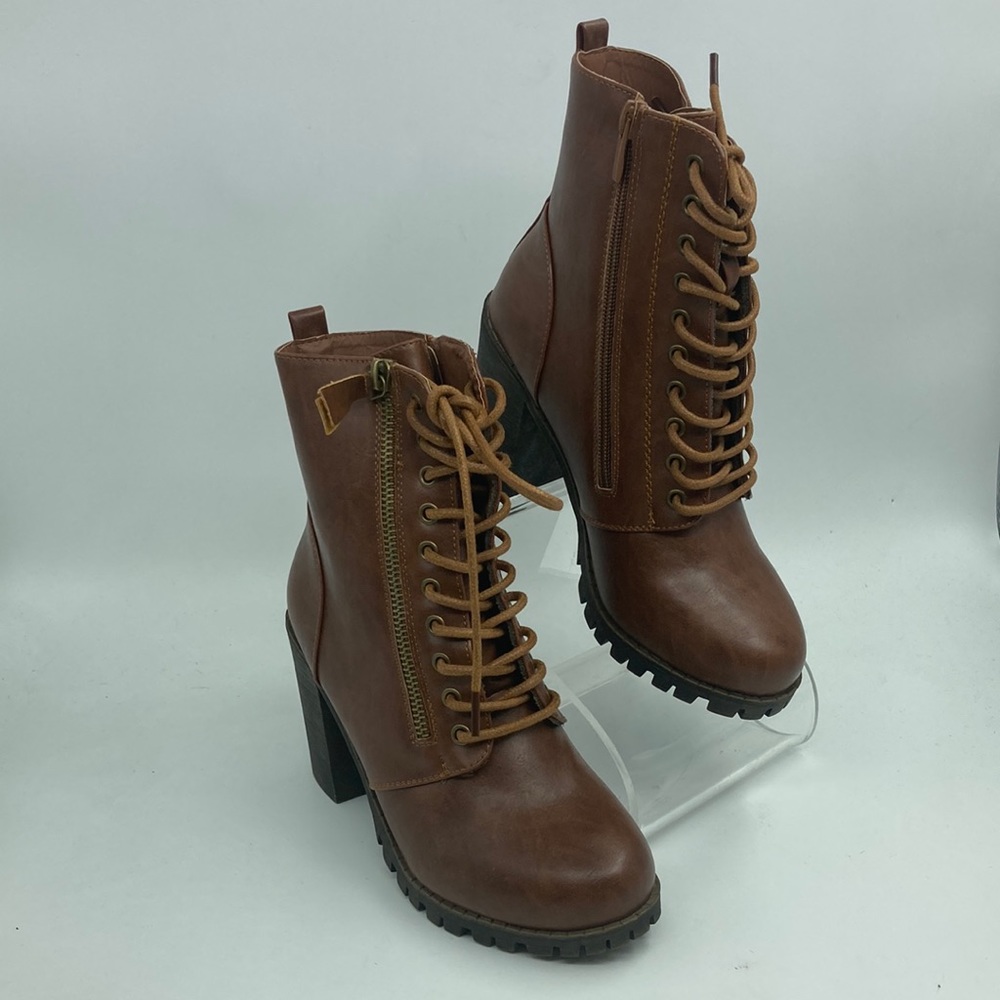 New pair of Women’s ankle high tan brown combat boots lace up or zip up
